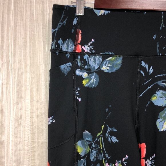 VS XL Essential Pocket Hi-Rise Crop Black Red Blue Pocket Legging - Picture 5 of 12